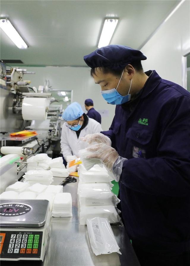 企業(yè)復工轉產 加緊生產消毒防護用品