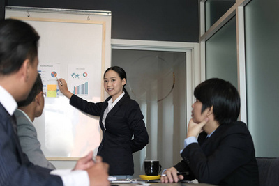 女實業家向合作團隊提出財務計劃報告。w